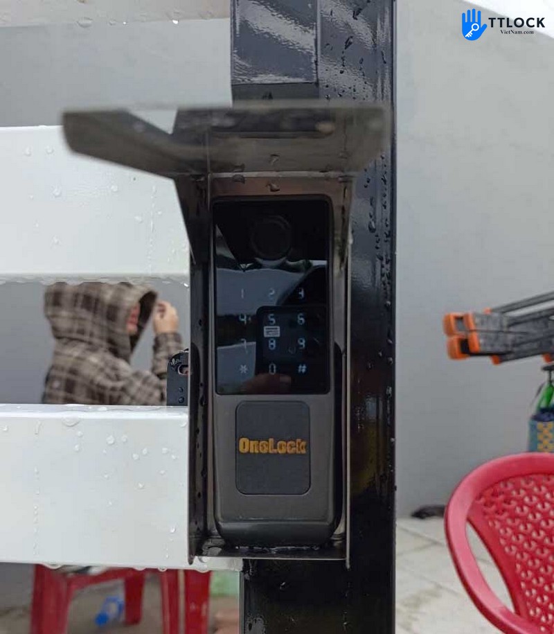 Khoa van tay Ninh Binh-Lap cho cua sat cong ngo